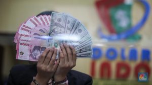 Rupiah Ditutup Loyo, Nilai Tukar Dolar AS Naik ke Rp 17.210