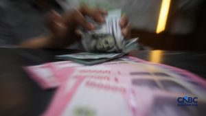 Rupiah Menguat Lagi, Bisa Balik ke Kisaran Rp17.000?