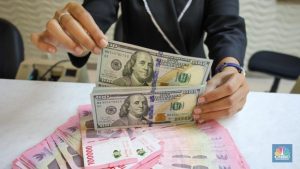 Rupiah Dibuka Melemah, Dolar AS Sentuh Rp18.100 Pagi Ini