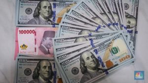 Rupiah Ditutup Menguat, Dolar AS Balik Turun Tipis ke Rp17.880